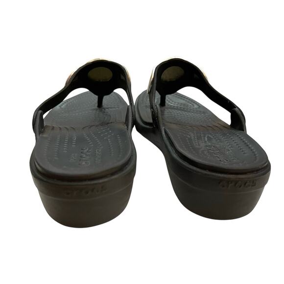 Crocs Sanrah Wedge Sandals 8 Black Hammered Circle Medallion Comfort Flip Flop - Picture 4 of 7